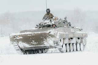 Drony, mráz a noc v okopech: 72. mechanizovaný prapor cvičil na Libavé moderní válku