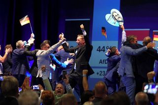 Fotky: Euforie u AfD. Strana si připsala historické vítězství - Seznam Zprávy