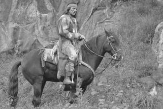 Pierre Brice. Modrooký francouzský šlechtic, kterého jako Vinnetoua milovaly všechny naše maminky - Médium.cz