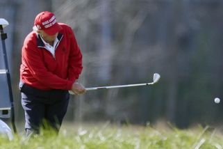 Američané jsou v nejistotě, zda dostanou peníze. Trump hraje na Floridě golf - Novinky