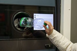 Takto se podvádí při vracení zálohovaných lahví: Mladíci přišli na chybu v zálohovacích automatech a neoprávněně získali tisíce korun