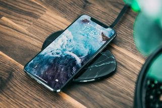 Váš telefon neumí bezdrátové nabíjení? Prozradíme vám trik, jak ho přidat za pár korun