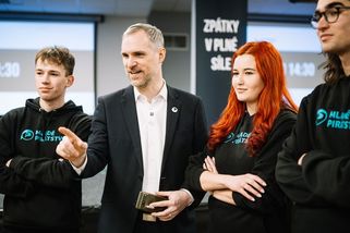 Šťastný oběžník: Konečně pravá protestní strana. Piráti se nesnesou s nikým - Seznam Zprávy