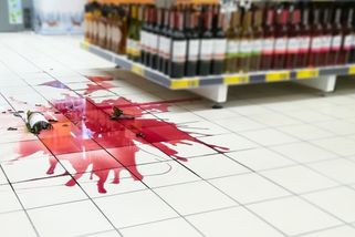 „Flaška vína se v obchodě rozletěla na milion kusů. Reakce prodavačky mě překvapila,“ vypráví se zákaznice