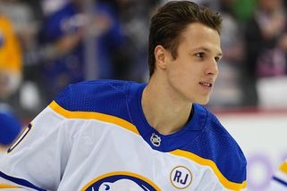 SportWin » Hokej » Šest telefonátů, šest odmítnutí. A pak si v Buffalu řekli, že český talent na ledě vypadá jako Ovečk