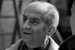 Paranoidní Louis de Funès: Vlastnil zámek, pak ho kvůli výhrůžkám přestavěl v bojovou pevnost - Médium.cz