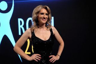 Moderátorka Lenka Špillarová si nechala zmenšit o čtyři čísla větší šaty, výstřih odhalil půl prsou