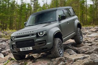 Land Rover Defender má drsňáckou edici OCTA. Zamilujete si ji kvůli motoru od konkurence a terénním schopnostem, cena velmi exkluzivní - Garáž.cz