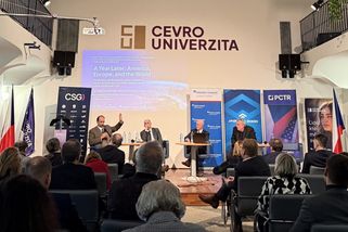 „Kupujte zbraně a budeme přátelé.“ Elita ODS přišla na CEVRO poslouchat Trumpova poradce