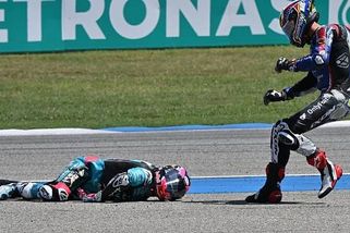 Těžká havárie v Thajsku. Alonso spadl pod Salačův motocykl, Čech mu běžel pomoci