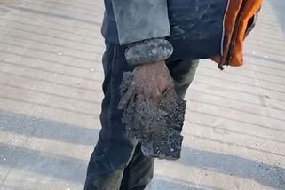 Přilepenému aktivistovi už chtěli řezat ruku, nakonec mu v ní zůstal kus asfaltu - Novinky