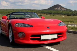 Viper je ikona jedné generace nejen kvůli hloupému seriálu. Možná je to krám, ale úžasný! Každý ho však řídit nemůže - Garáž.cz