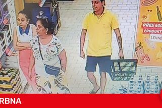 Seniorka přišla při nakupování o peněženku. Policie hledá osoby na fotografii