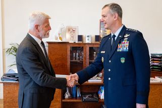 Pavel jednal s velitelem sil NATO v Evropě o lepší koordinaci mezi spojenci - Seznam Zprávy