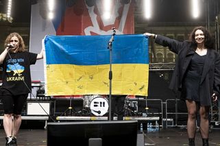 FOTO: Ruské punkerky Pussy Riot na Koncertě pro budoucnost podpořily Ukrajinu - Novinky