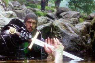 „Anál nathrach, orth’ bháis's bethad...“ Excalibur je po 45 letech nejstylovějším mýtem kinematografie