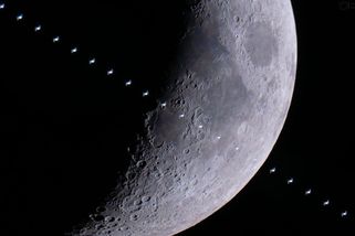 Český fotograf zachytil přelet stanice ISS před Měsícem