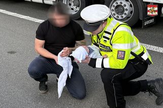 Měsíční miminko přestalo v autě dýchat, policisté ho u D1 resuscitovali - Novinky