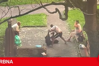 Brutální napadení v Jablonci, video se šíří po sítích. Dva muži dupou ženě na hlavu
