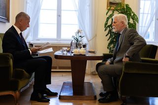 Zbabělec Babiš. Bojí se prezidenta a bez Orbána bu...