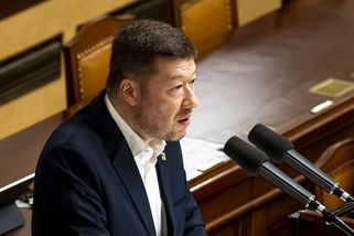 Policie obvinila Okamuru a SPD kvůli kontroverzním plakátům - Novinky