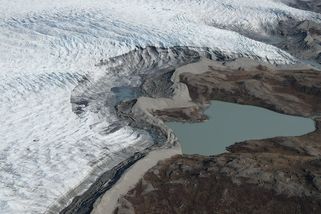 Zpod Grónského ledovce uniká metan. Je to důkaz vysoké citlivosti místa na změny klimatu