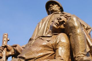 Bránil ženu před rudoarmějcem, zaplatil životem. Z vraha oblíbeného šlechtice jsme udělali hrdinu - Médium.cz