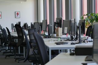KOMENTÁŘ: Nejsou lidi? Nebo už jen nejsou lidi za cenu, na kterou jsme zvyklí?