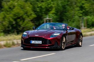 Aston Martin DB12 S si vychutnáte na plný plyn i při pohodovém brouzdání s větrem ve vlasech. Neptejte se, kolik stojí - Garáž.cz