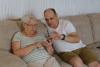„Nevěřím, že by mě vyhodil vlastní syn." Rodiče přepisují domy na děti, bez 1 pojistky ale přijdou o střechu nad hlavou