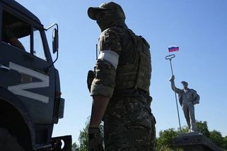 HIV i krev z očí. Putin údajně posílá na Ukrajinu nakažené Rusy, dělí je náramky