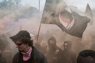 V Lyonu měly bojůvky Antify ubít k smrti francouzského vlastence, který chránil protestující ženy - Echo24.cz