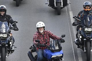 Pavel na spanilé jízdě: V čele kolony motorkářů projel Prahou. Akce se konala naposledy