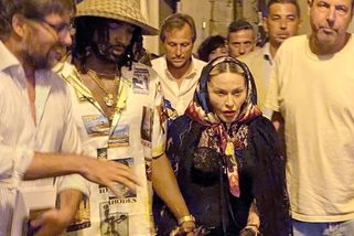 Madonna v Itálii šokovala svým vzhledem. Po celém dni byla vyčerpaná, podpírat ji musel i její mladý přítel - Super.cz