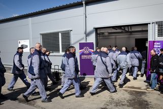Dozorci chtěli proplatit přestávky ve věznici. I při jídle prý musí být ve střehu
