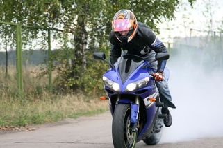 Motorkář vletěl do auta, udělal salto a přistál na střeše. Nehodu u Trutnova zachytilo video