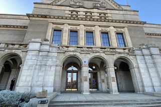 Někdo sám, někdo raději s rodiči. Studenti si vyzvedávají věci z budovy fakulty - Seznam Zprávy
