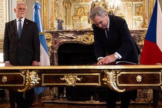 Video s vráceným perem je virálem. Na Klausovu slávu z Chile zatím ale nemá