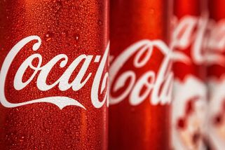 Coca-Cola mění design svých legendárních červených obalů. Nový vzhled se postupně objeví ve více než 200 zemích, včetně Česka