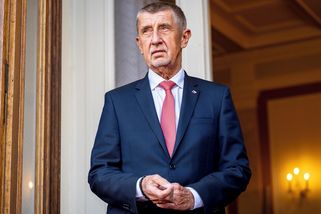 Místo toho, aby řešil „zlobivé“ Motoristy Klempíře a Macinku, ukázal Andrej Babiš klobásu. Taky názor, zaznělo