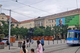 Až příliš velký Fiala v památkové rezervaci. Volební poutač v centru Brna rozladil památkáře - Novinky