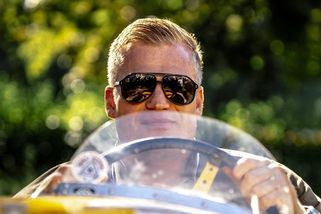 Prostoduchost u moci. Filip Turek páchá trestný čin přisvojení pravomoci úřadu