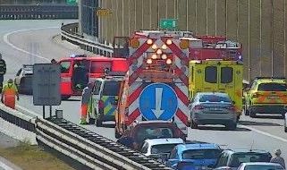 Problémy na D1 se množí. Nehoda uzavřela dálnici, auto začalo hořet - Novinky