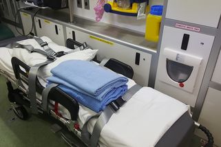 Sanitář zneužil pacientku, rozsudek odmítá. Část kolegů ho hájí peticí