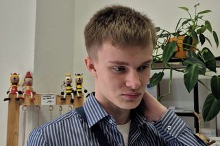 Šestnáctiletý autista miluje veterány. Překreslil je do omalovánek