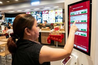 „Je to zlodějna," nadávají Češi. Fast foody bez obsluhy drze vyžadují spropitné na terminálu
