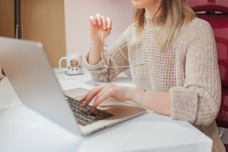 Češi objevili „zlatý důl“ práce z domova. Nemusí nikam dojíždět a berou i dvojnásobek průměrné mzdy