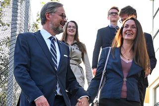 Utajená svatba v rodině Petra Fialy: Premiér vdával dceru Kláru. Takhle jí to s korunním princem ODS slušelo - Super.cz