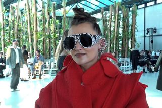 Sharlota na dny módy oblékla extravagantní outfit za 2 tisíce, bisexuální kráska ukázala prsa