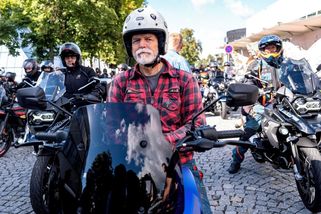 FOTO: Prezident Petr Pavel ve flanelce projel na Harleyi Prahou - Novinky